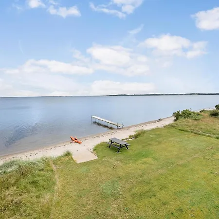 2 Bedroom Beach Front Home In Hojslev Ferienhaus